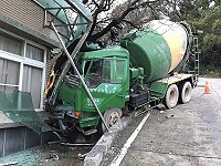 剎車失靈,一水泥攪拌車撞上連江縣刑警隊大樓,所幸無人傷亡。(圖:南竿警察所提供)