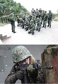 (上圖)部隊集合實施操演。(下圖)弟兄出槍對路口實施警戒。(圖/文:陳紀彰、古鎮瑋)