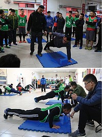 (上圖)鑑測官提醒體能鑑測動作要領。(下圖)官兵實施伏地挺身測驗。(圖/文:吳誌益)