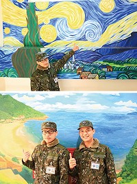 (上圖)臨摹自文森.梵谷著名作品「星空」。(下圖)一兵許智堯(圖左)開心與自己作品合影。(圖/文:吳誌益)