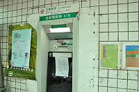 　介壽獅子市場展開結構補強工程，大樓旁提款機已停止使用。（圖／文：馮紹夫）