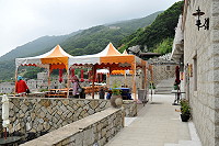 　芹壁愛琴海前廣場臨時攤販問題有解，曾美子團隊提出改善規劃獲地方認同。（圖：本報資料室）