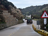 　東引燈塔路通往莒山廣場、聯保廠方向的岔路口，鄉公所趕在雨季來臨前完成護坡工程。（圖／文：陳其敏） 