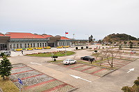 　南竿航空站停車場開始收費，過去亂停車現象大有改善，站方特別說明收費機制，避免民眾誤會。（圖／文：馮紹夫）