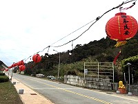 配合馬拉松活動,北竿各村元宵燈籠要掛到比賽結束,公所近期展開燈籠修復工作。(圖/文:陳鵬雄)