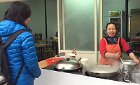 阿妹鼎邊糊16日搬到山隴臨時市場在絞肉攤位隔壁,一早就有食客上門。(圖:本報編輯部)