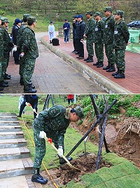 上圖:劉縣長於植樹節活動致詞。下圖:指揮官實施植栽覆土。(圖/文:吳誌益)