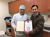 王人豪醫師長期默默對馬祖口腔醫療付出及貢獻,縣長劉增應19日送縣政顧問聘書促請持續支援馬祖及提供意見暨每月到馬祖診療至少1次。(圖:吳嘉榮)