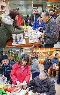 為家中老人培養健康習慣及找回童趣,大同之家別出心裁推出特定時段的「卡蹓雜貨店」,老人家們要透過參加復健運動或是欣賞電影,才能取得「代幣」用來買東西。(圖:大同之家)