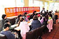 　內政部移民署新移民家庭教育宣導系列活動登場，首場次19日下午在珠螺藍灣開跑，邀請到資深社工人員劉芃蕎主講家庭暴力防治宣導，也大力宣傳連江縣家防中心電話23575。（圖／文：曹重偉）