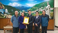 馬祖氣象站原主任蕭美菁(左2)調台,縣長劉增應致贈榮譽縣民證,表彰她任內貢獻,新到職代理主任李明昌(左1)。