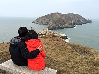　大坵秘境景點曝光，位於大坵島最北端步道盡頭有一座石椅，前王品集團董事長戴勝益兩度登島就為了這個視野遼闊的秘境景點，第一次偕夫人登島時兩人呆坐石椅近半小時之久，他說享受海風吹拂和寧靜致遠的感受，真是難忘的經驗。（圖與文：陳鵬雄）