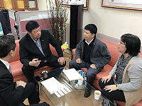 立委陳雪生23日邀請智慧財產局人員到立院辦公室說明「藍眼淚」註冊為商標販售一事。(圖:立委陳雪生國會辦公室)