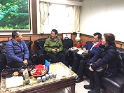 福建省政府秘書長翁明志23日拜會北竿鄉公所,與鄉長就地方建設需求交換意見。(圖/文:陳鵬雄)
