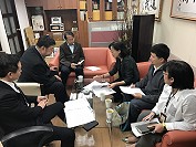 縣府與經濟部智慧財產局「藍眼淚」註冊商標事宜協商會議,在立委陳雪生協助安排下,24日到立院討論及交換意見。(圖:立委陳雪生國會辦公室)