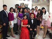 男方家屬:曹常偉(左1、新郎之父)、王冰芬(左4、新郎之母)、林家菊夫婦(前立者右4、3、新郎外公、外婆)、林冰芳(立者後中,新郎阿姨)。(圖:林冰芳提供)