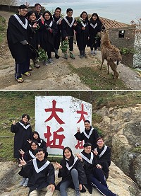台南大學特教系準畢業生著學士服前往大坵與梅花鹿一起拍畢業照。(圖/文:陳鵬雄)