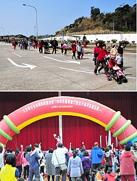慶祝兒童節,衛生福利局1日舉辦「大手牽小手、幸福齊步走」兒童節健行暨兒少福利宣導活動;天公作美下吸引超過500位大小鄉親前往參加,終點站還有兒童偶像帶動跳,讓鄉親度過健康週末。(圖/文:曹重偉)