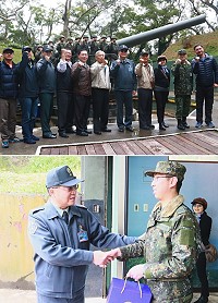 (上圖)團員與弟兄們合照。(下圖)丁指揮官致贈紀念品。(圖/文:鄭凱仁)