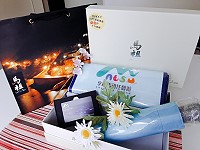 馬祖藍眼淚粉絲團快問快答活動,贈送粉絲限量享趣馬祖任藝遊-文創商品三合一禮盒組。(圖:交旅局)