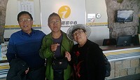 　從福州來馬祖掃墓的王品瓜（左）一行，昨日拾獲皮包，意外發現皮包主人的丈夫（中）與自己是同源同宗親戚，相當巧合。（圖：王榕樂提供）