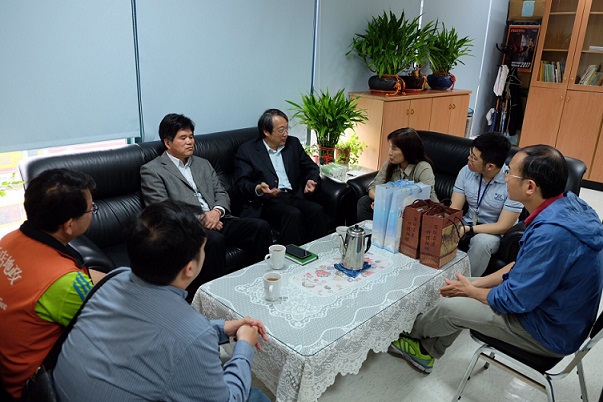 連江縣政府秘書長張龍德6日與地政局長曹爾元拜會新店地政事務所,受到新店地政事務所主任黃美娟歡迎,雙方進行地政業務交流。(圖/連江縣政府提供)
