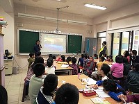 仁愛國小校長王建華為小朋友講解馬祖「藍眼淚」,上了一堂寶貴馬祖生態課程。(圖:仁愛國小提供)