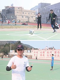 (上圖)連長先行開球,為比賽正式拉開序幕。(下圖)郭副大隊長親自參與活動,與連上弟兄打成一片。(圖/文:林鑫宏)