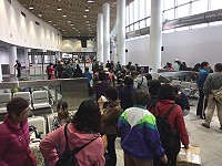 昨日機場受霧影響上午關場,旅客轉向搭船返台,臺馬之星搭載380人返台。(圖:本報編輯部)