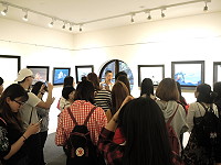 　邊城振輝油畫特展9日湧進大批賞畫人潮，擠爆展場；邊城振輝為來賓導覽藍眼淚畫作心路歷程，將馬祖的愛情故事與畫作交織結合，帶給大家更多的心靈感受。（圖：邊城振輝）