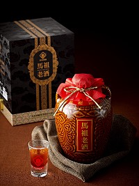 馬祖1公升罈裝老酒重新採禮盒包裝全新上市,並附有專屬禮盒及手提袋。(圖:馬祖酒廠實業公司提供)
