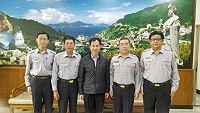 縣警局高階人事走馬換將,新任副局長蔡宗昌(左一)、主任秘書曹祖榮(右二)、督察長周冠輝(右一)正式上任。劉增應歡迎3位警官到任,期許達成「馬祖好治安、觀光好地方」的願景。(圖:連江縣警察局)