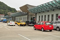 　南竿機場前並排停車嚴重，航警所這段時間開出20張交通違規罰單，提醒駕駛人注意交通規則。（圖／文：馮紹夫）