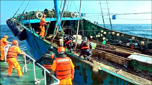 漁船頻侵入越界捕魚,海巡署將積極布建紅外線熱顯像儀及無人機等輔助偵蒐設備,以遏阻中國漁船越界等不法行為。 (資料照,海巡署提供)