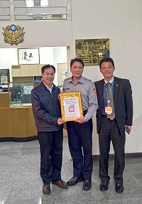 　航空警察局南竿分駐所長林俊男結束近4年的履馬服務，調任金門分駐所長；為感謝他任內對航空安全事務的努力及與縣府相關單位合作，縣長劉增應13日上午專程前往問候及頒贈榮譽縣民證。（圖：連江縣政府）