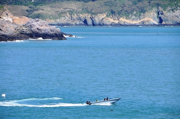 北竿高登、中島及南竿瀏泉礁附近海域，大陸高速釣船船釣鱸魚。（圖／漁民提供）