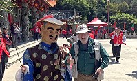 馬祖傳統民俗文化別具一格,熱鬧的廟會活動很有吸引力;這位老外說近距離參觀廟宇活動還是第一次,讓他大開眼界,廟方看時間還夠,特別讓他體驗當一下保長公。(圖/文:曹重偉)