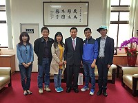 世新大學行政管理學系主任莊文忠教授(左2)由唐氏症基金會董事長林正俠(右2)陪同,帶領碩士專班師生拜會議會,議長張永江分享地方近年在社福方面發展與進步。(圖:連江縣議會)