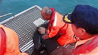 東引海域15日凌晨發生1名台籍羅姓釣客意外落崖事件,馬祖海巡緊急救起並立即進行CPR急救,持續至送抵東引衛生所。(圖:馬祖海巡隊)