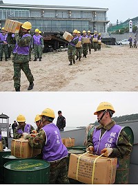 上圖:51梯役男協助搬運物資。下圖:弟兄協力將物資搬上小艇。(圖/文:謝佳熹)