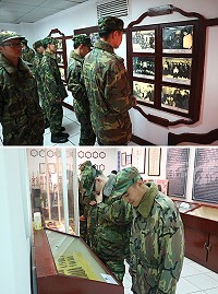 上圖:役男用心體會早期防區紀實照片。下圖:參觀國軍早期各式裝備。(圖/文:鄭凱仁)