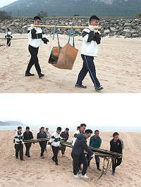 上圖:弟兄齊心提起重物,展現團結同心。下圖:軍民一心,維護馬祖環境。(圖/文:林鑫宏)