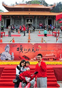 今年媽祖聖誕,天后宮祭出台灣廟宇常見擲筊大賽來吸引人氣,在機車大獎號召下,成功吸引近700人次前往試手氣,結果最大獎由陳彥錡在PK賽中獲勝,風光登上聖杯王。(圖/文:曹重偉)