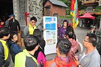 　環境資源局配合媽祖聖誕，再度與馬祖境天后宮共同推動「以米代金」活動，19日於廟前設攤鼓勵香客以平安米代替紙錢敬拜神明，還有FB打卡送好禮宣導活動。（圖／文：曹重偉）