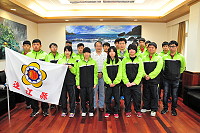 　今年度全中運馬祖代表隊開拔，20日下午特別舉辦授旗儀式，由秘書長張龍德將縣旗轉交給總領隊教育處長陳冠人，期許選手們挑戰自我、旗開得勝！（圖／文：曹重偉）