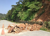 　地區19日下午開始豪雨不斷，南竿20日傳出八角亭往中山門邊坡發生坍方等災情，大小石塊佔據半個路面，相當危險。（圖／文：曹重偉）