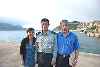 　陳寶餘於民國98年6月隨同國內外軍事記者到東引參訪，與二哥陳寶銀（右）、侄女陳翠玲（左）短暫相會。（圖：馬祖日報資料室）