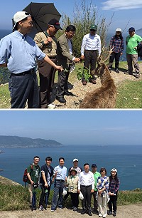 交通部觀光局副局長張錫聰體驗大坵梅花鹿生態,結合地景整體開發可創造馬祖旅遊新亮點。(圖/文:陳鵬雄)