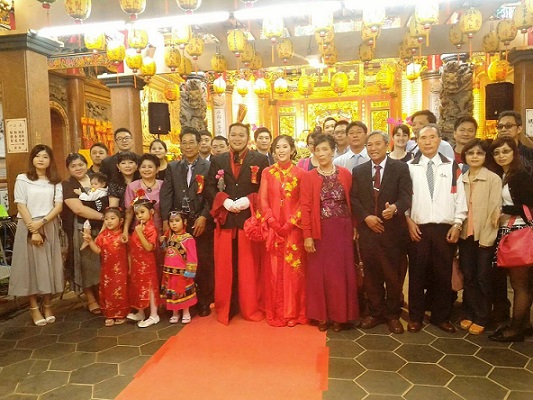 新娘張逸羚(馬祖)、施君儒(台東)在台東天后宮22日舉行一場證婚儀式。山隴張德貴、陳寶金夫婦遠赴台東出席女兒婚禮。(圖/張逸羚提供)
