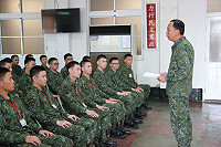 指揮官對54梯轉服志願役弟兄實施精神講話。(圖/文:鄭凱仁)